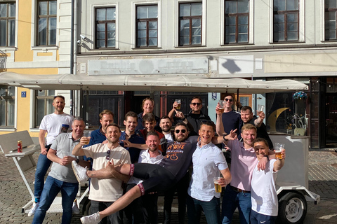 Ruta en bicicleta por el casco antiguo de Riga y visita guiada a un pub