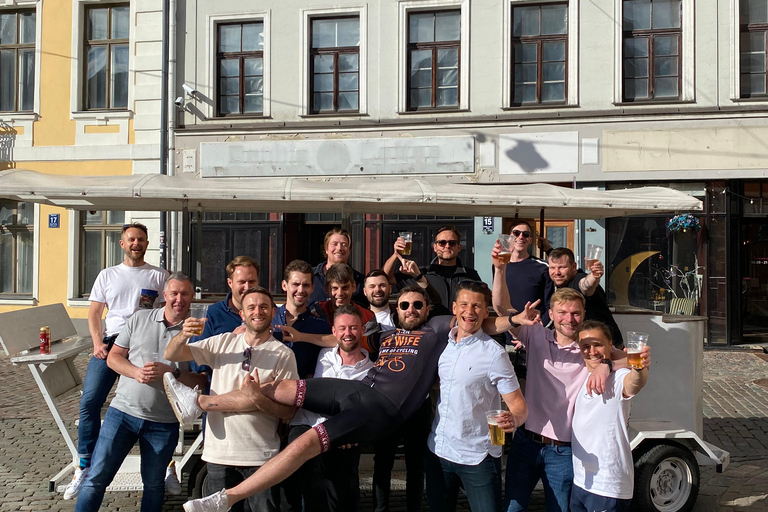 Ruta en bicicleta por el casco antiguo de Riga y visita guiada a un pub