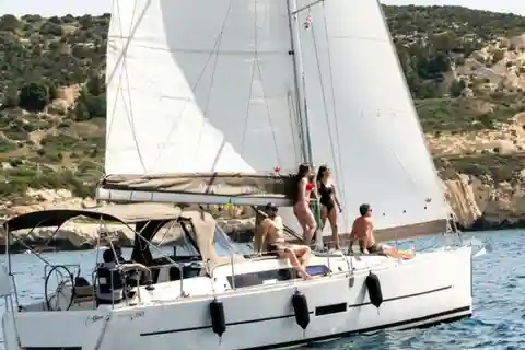 Cagliari: Excursión en velero con 4 paradas, snorkel y Prosecco