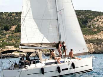 Cagliari: tour in barca a vela con snorkeling e brindisi con prosecco
