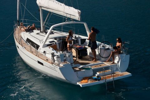 Santorini: Private Caldera Sailing Trip with Open Bar & Meal