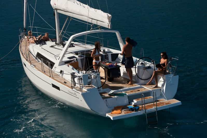 Santorini: gita privata in barca a vela sulla caldera con open bar e pasto