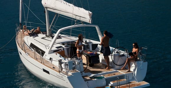 Santorini: Private Caldera Sailing Trip with Open Bar & Meal