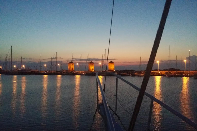 Rhodes : Croisière au coucher du soleil avec musique live, vin et buffet grec