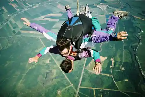 Skydive Over Barcelona - skok w tandemie z wysokości 13 000 stóp + transport