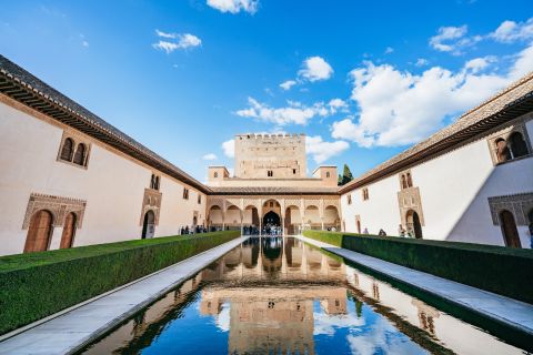 Granada: Guidad tur i Alhambra + Nasridpalatsen & trädgårdar