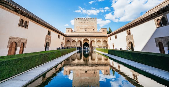 Granada: Alhambra Guided Tour with Nasrid Palaces & Gardens