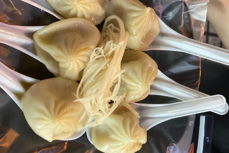 Taipei: Evening Street Food Tour with Locals