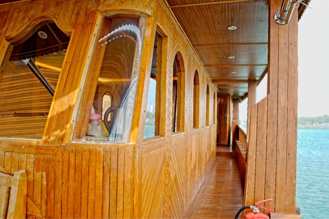 Doha: Sonnenuntergang/Serenade, traditionelle Dau-Bootsfahrt, Dinner-BootsfahrtLuxuriöse Dinner-Bootsfahrt mit Pick &amp; Drop-Service