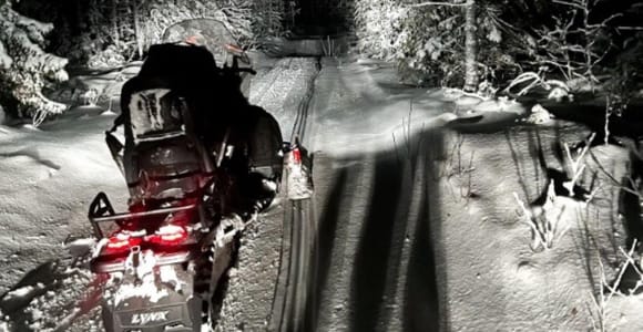 Rovaniemi: Nighttime Snowmobile Ride with Snacks