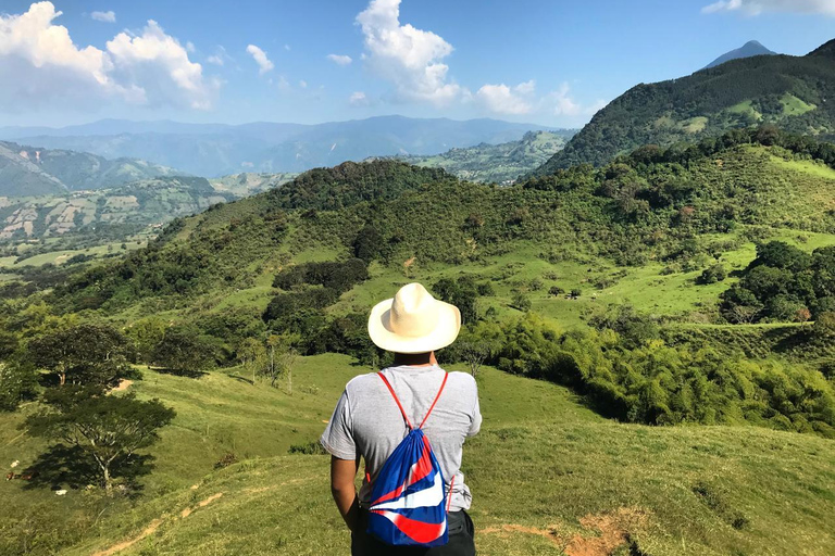 MEDELLÍN: WEJDŹ I ZDOBĄDŹ NATURALNĄ PIRAMIDĘ CERRO TUSAMedellin: Wycieczka piesza Cerro Tusa ze śniadaniem i lunchem