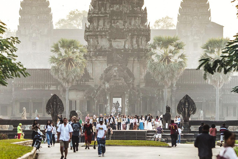 SiemReap: Tour de día completo a Angkor Wat al Amanecer en grupo reducido