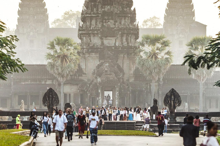 SiemReap: Tour de día completo a Angkor Wat al Amanecer en grupo reducido