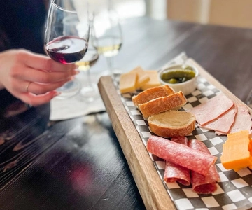 Niagara-on-the-Lake: Wine & Charcuterie Tour with Tastings