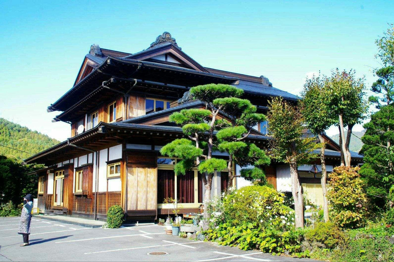 Visite des 6 attractions du mont Fuji : lac Kawaguchi, Oshino HakkaiLieu de rendez-vous : gare de Tokyo à 8 h 00.