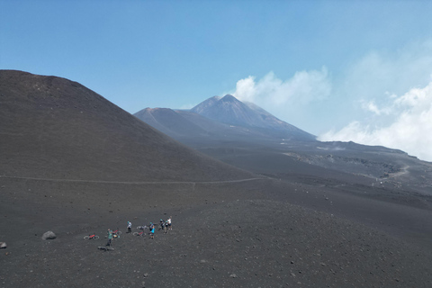 Cima dell'Etna in e-bikeE-bike sulla cima dell'Etna