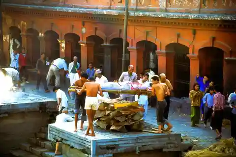 La sacra Kathmandu: Aarati, riti di cremazione e serenità degli stupa