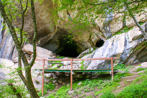 &quot;Caverna Pëllumbas e rio Erzeni: Caminhadas e natação&quot;