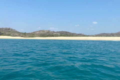 Huatulco: 7 Bays Boat Tour with Snorkeling and Lunch