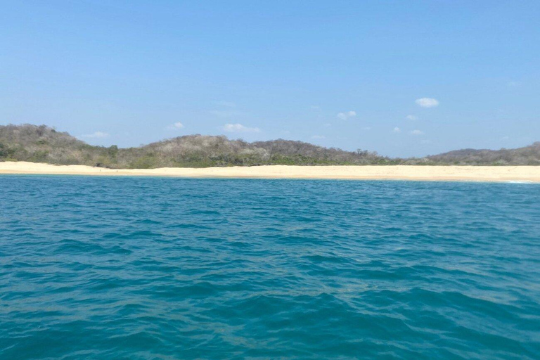 Huatulco: 7 Bays Boat Tour with Snorkeling and Lunch