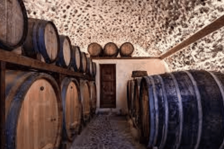 Santorini: From Reel to Real – Private Tour of Hidden Gems Santorin : visite privée en français – joyaux cachés