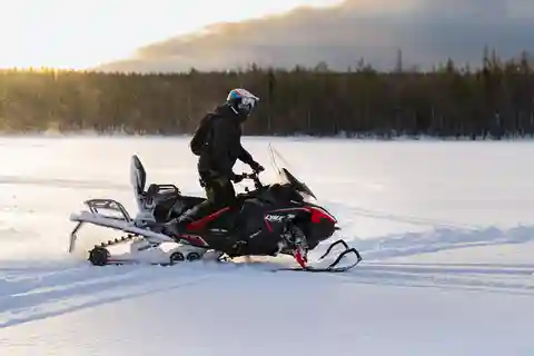 Rovaniemi: Arctic Circle Family-Friendly Snowmobile Tour