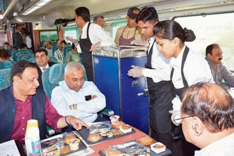 Desde Delhi: Excursión de un día al Taj Mahal y al Fuerte de Agra en tren exprésSólo Guía + Entrada sin colas