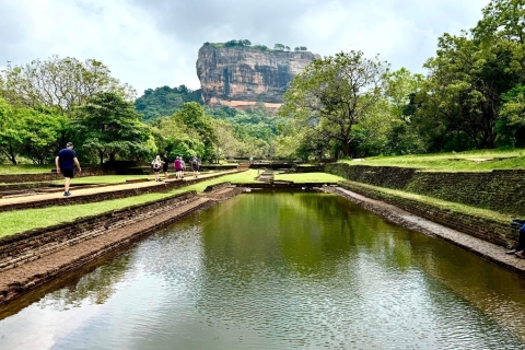 Depuis Kandy : Le rocher de Pidurangala et le parc national de Minneriya