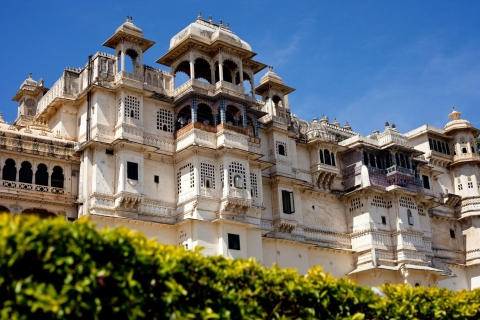 Desde Jaipur: Visita turística de 2 días con pernoctación en UdaipurCoche Ac, Guía, Entradas, Paseo en Barco y Hotel de 5 Estrellas