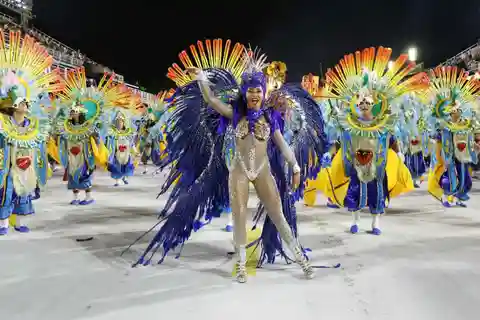 Parada karnawałowa w Sapucaí 2026 z transferem