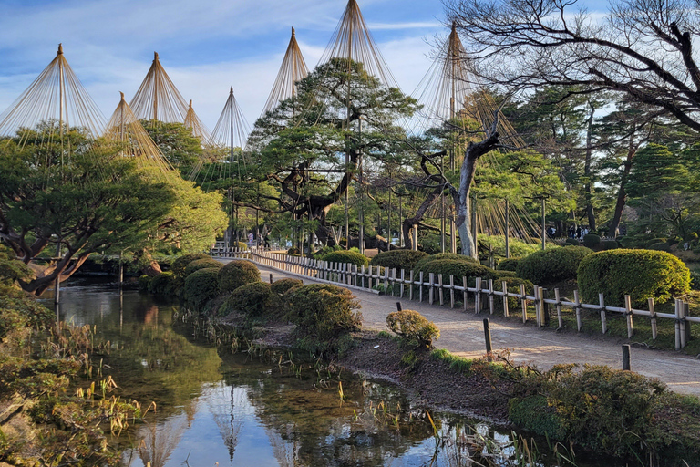 Kanazawa: Samurai, Castle & Geisha Private Bus Tour