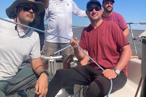 Buenos Aires: Sailboat ride, special city view, and food on board Buenos Aires: Sailboat tour, special view of the city, and lunch on board