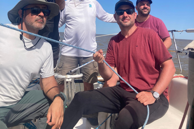 Buenos Aires: Sailboat ride, special city view, and food on board Buenos Aires: Sailboat tour, special view of the city, and lunch on board