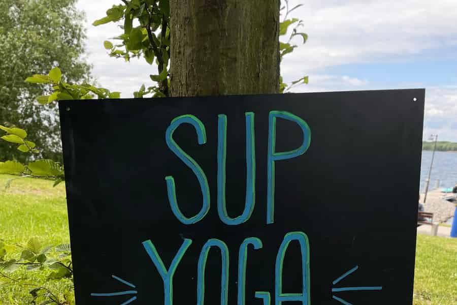 SUP Yoga am Cospudener See. Foto: GetYourGuide