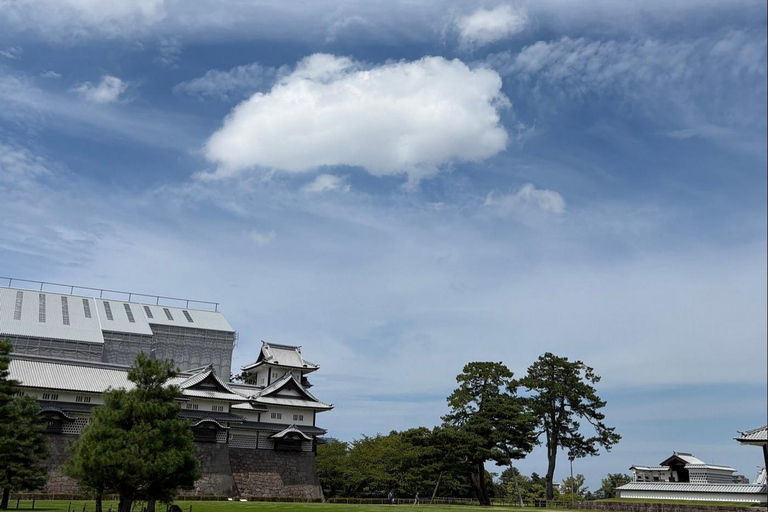 Kanazawa: Samurai, Castle & Geisha Private Bus Tour