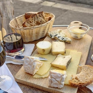 Paris: Montmartre Food Tour - Cheese, Chocolate, Wine & more