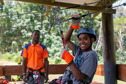 Caminhada pela cascata, safári na selva, tirolesa, piscina de lama e tour pelas fontes termais.Apenas taxas de inscrição