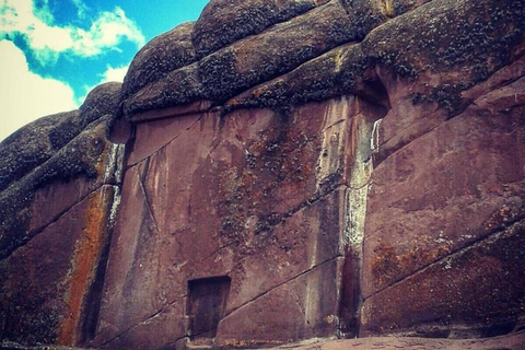 Puno: Chucuito, Aramu Muru, and Juli Day Tour with Show