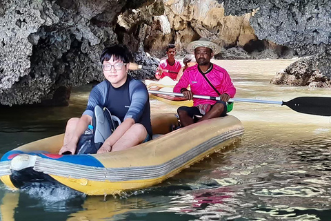 Phuket: James Bond Island med stor båt och kanotpaddling i havsgrottor