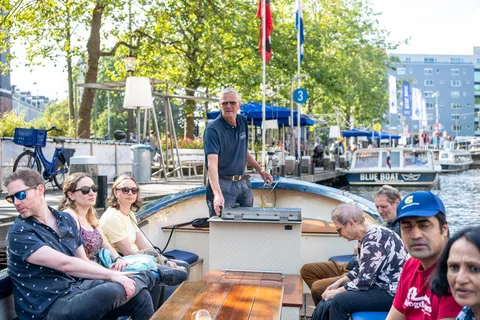 Ámsterdam: 75 minutos de paseo en barco por el canal con guía en directo