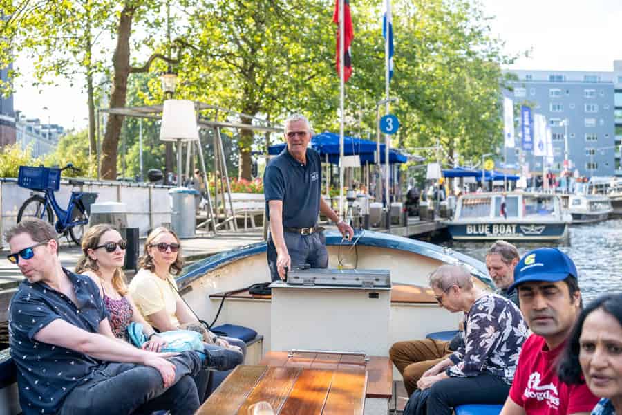 Amsterdam: 75-minütige Open Boat Kanalfahrt mit Live Guide. Foto: GetYourGuide