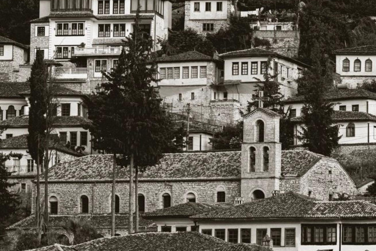 Desde Tirana: Visita de un día a la ciudad de Berat, UNESCO, y al lago BelshiCiudad de Berat UNESCO y Lago Belshi: Excursión de un día desde Tirana