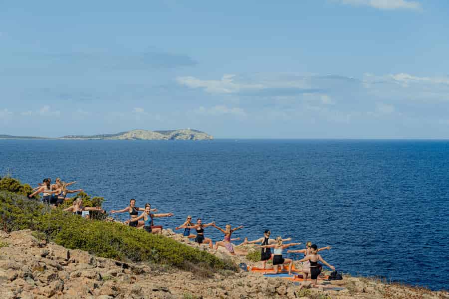 Ibiza: Yoga-Session am Meer mit Frühstück. Foto: GetYourGuide