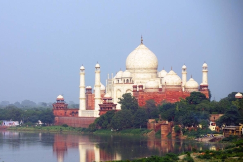 "Złota godzina w Taj: rozkosz wschodu słońca w AgrzeZ Delhi: Taj Mahal Sunrise i Agra Fort Private Tour