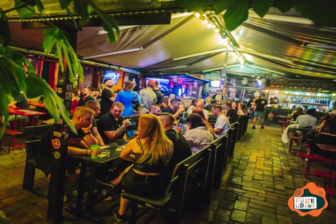 Pubcrawl &amp; Ruin Bar Tour in Boedapest – Gratis shotjes &amp; VIP-toegangKroegentocht door Boedapest &amp; tour langs ruïnebarretjes – Gratis shotjes &amp; VIP-toegang