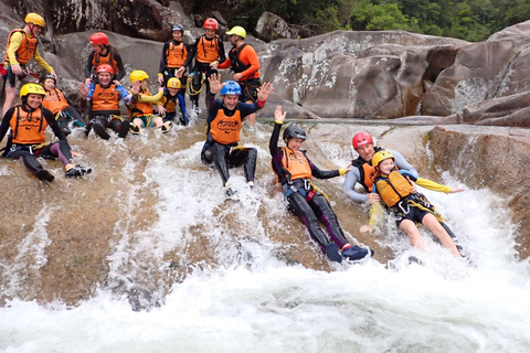 Cairns: Tour d&#039;avventura Crystals &amp; Behana - Canyoning a CairnsEsperienza nella foresta pluviale delle cascate di Cairns Giornata intera avanzata