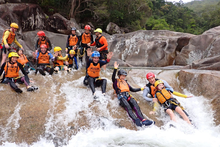 Cairns: Tour d&#039;avventura Crystals &amp; Behana - Canyoning a CairnsEsperienza nella foresta pluviale delle cascate di Cairns Giornata intera avanzata