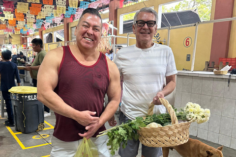 Vamos comer no Mercado de Tlacolula no domingo e tomar mezcal.Vamos comer no Mercado de Tlacolula num domingo e beber Mezcal.
