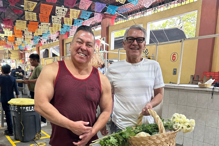 Vamos comer no Mercado de Tlacolula no domingo e tomar mezcal.Vamos comer no Mercado de Tlacolula num domingo e beber Mezcal.