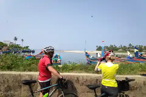 Passeio de bicicleta de Kochi a Marari/ Kumarakom/ Alleppey (dia inteiro)